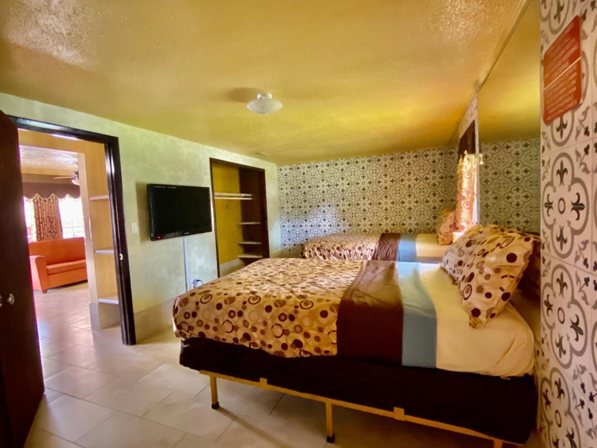 Savannah Inn&Suites Bagian luar foto