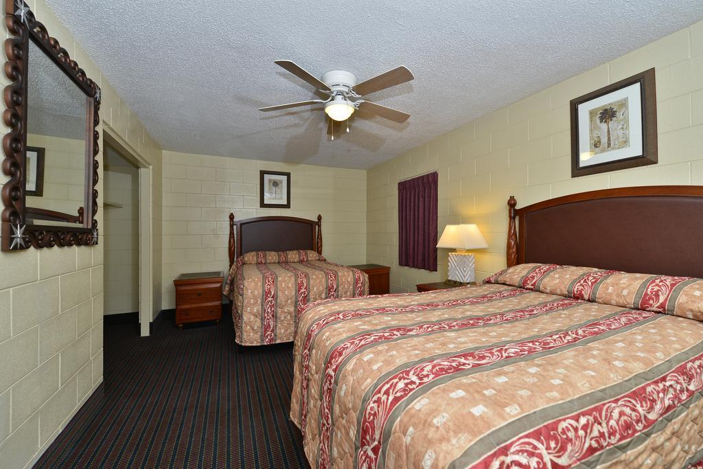 Savannah Inn&Suites Ruang foto
