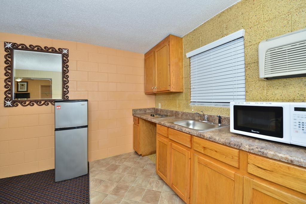Savannah Inn&Suites Ruang foto