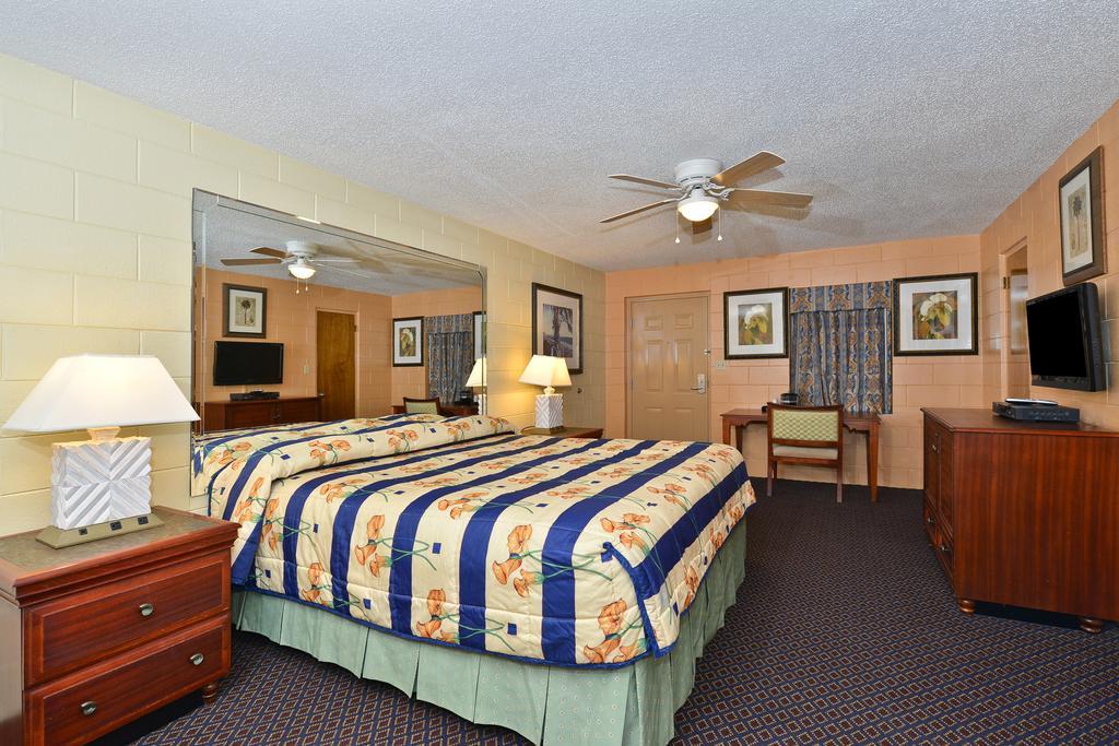 Savannah Inn&Suites Ruang foto