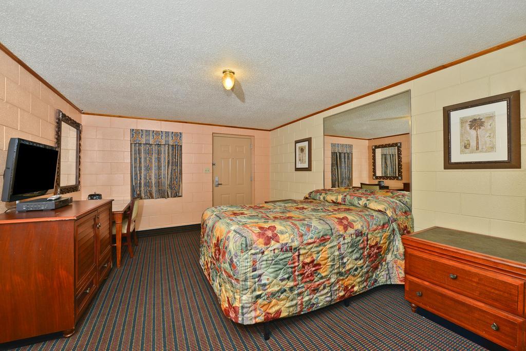 Savannah Inn&Suites Ruang foto