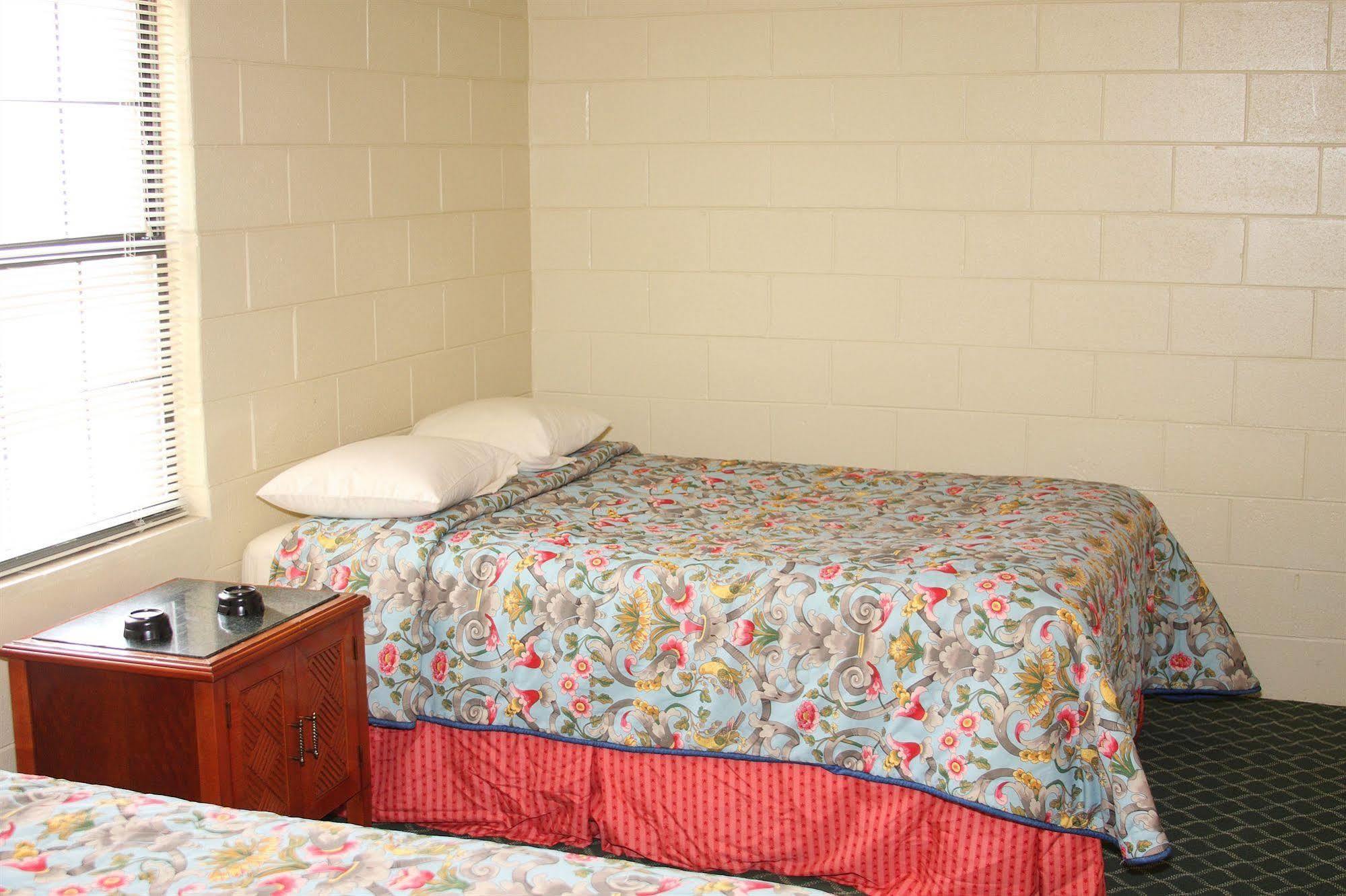 Savannah Inn&Suites Bagian luar foto